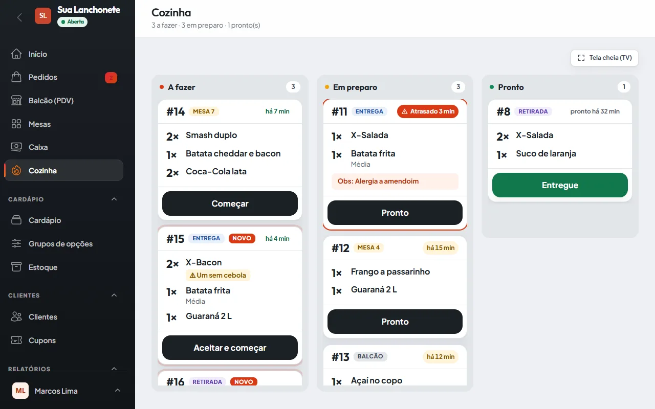 Tela da cozinha (KDS) do abreo.menu com os pedidos em três colunas: a fazer, em preparo e pronto, cada um com os itens e as observações.
