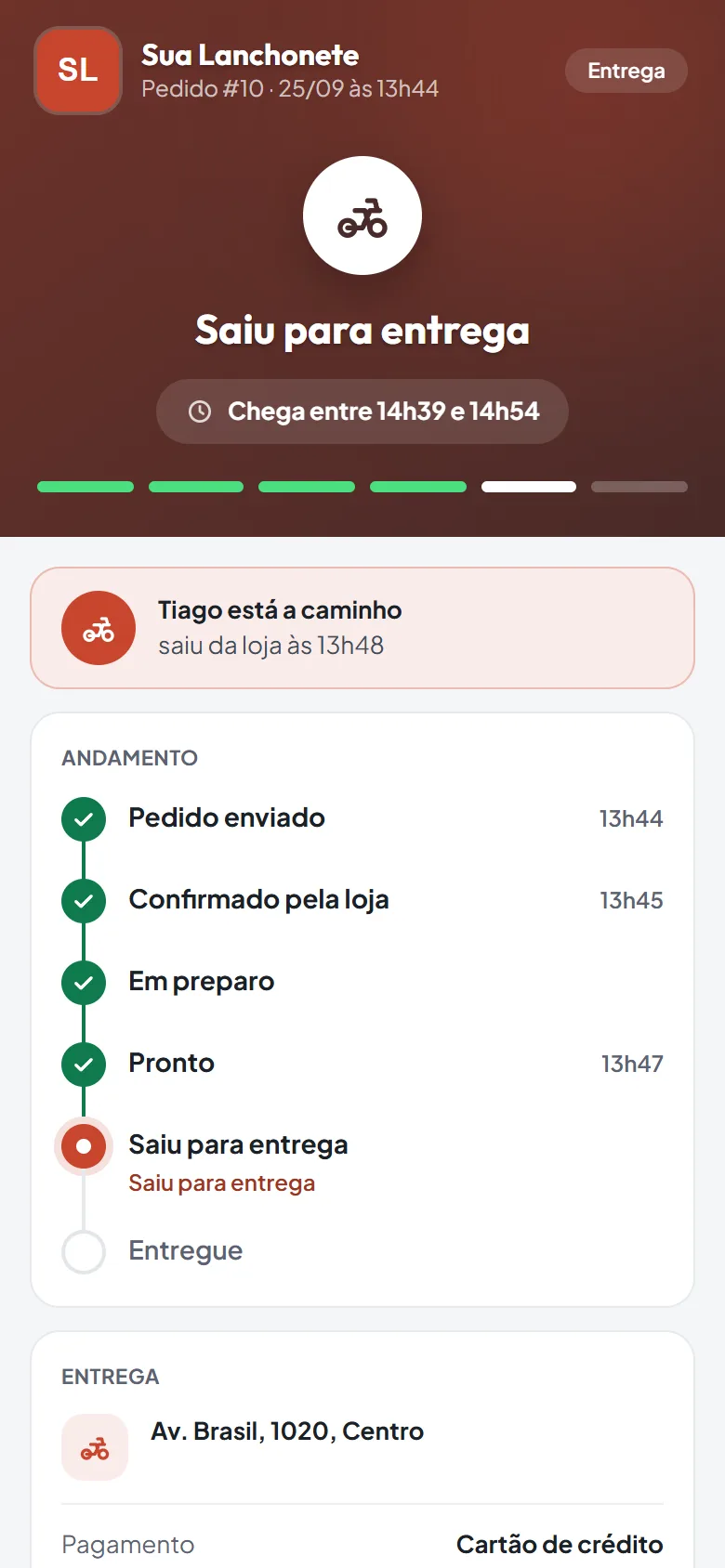 Página em que o cliente acompanha o pedido no celular: saiu para entrega, previsão de chegada e cada etapa com o horário.