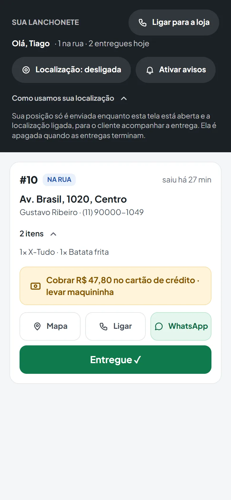 App do entregador no celular com o endereço, os itens, quanto cobrar e os botões de mapa, ligar e entregue.