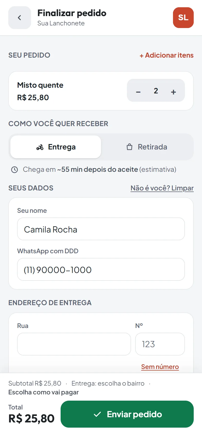 Tela de finalizar pedido no celular com a sacola, a escolha entre entrega, retirada e mesa, os dados do cliente e o total.
