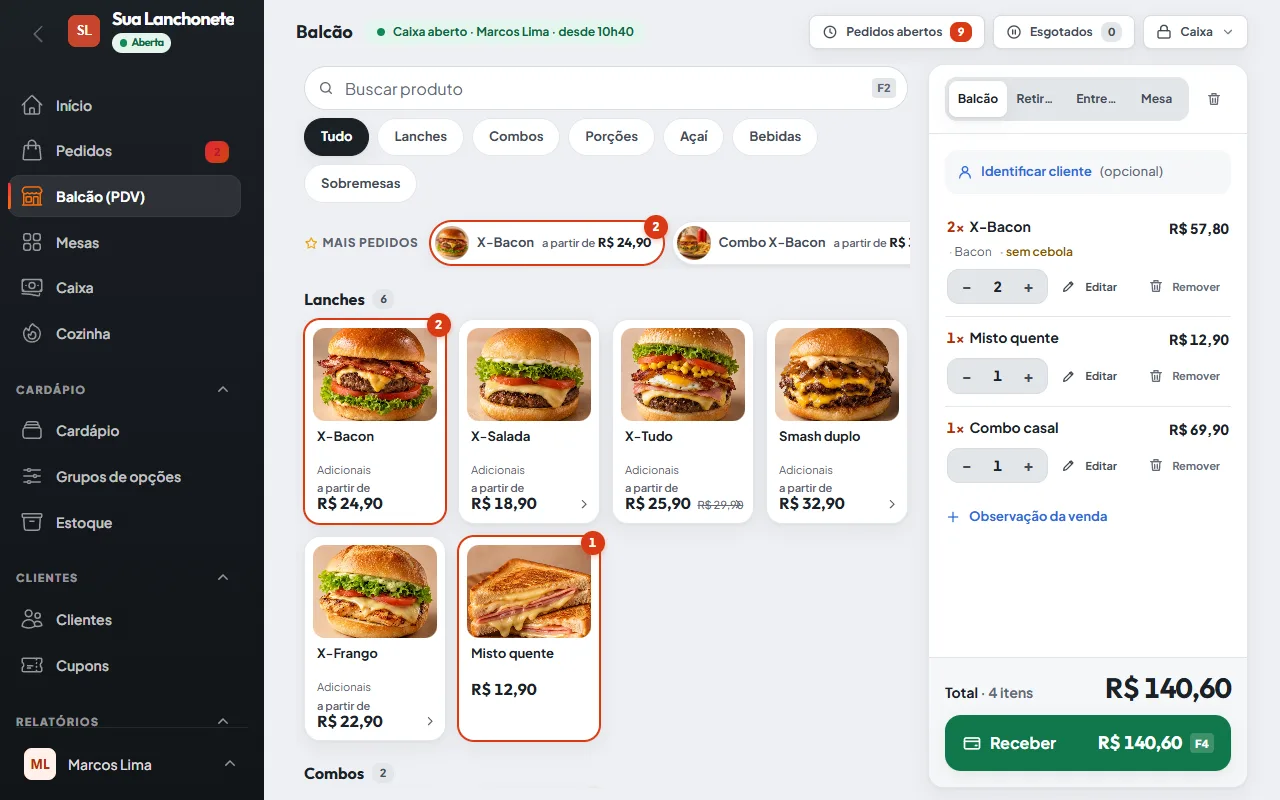 Tela do balcão (PDV) do abreo.menu com os produtos por categoria à esquerda e a venda em andamento com total e botão de receber à direita.